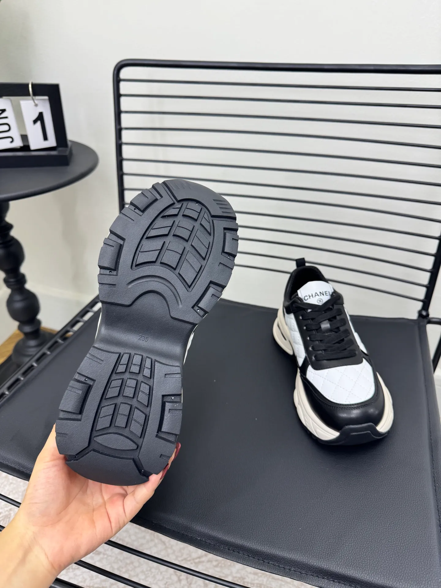 Men's men's shoes P660! Size: 35-41 Chanel 25C new Chanel sports and casual shoes. Versatile white shoes. You can’t go wrong with the styles. The contrasting colors are full of vitality. The logo embossed on the side is very delicate on the feet. The upper is made of original customized materials. The original outsole.